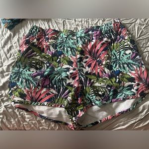 Fun patterned Columbia shorts size XL.